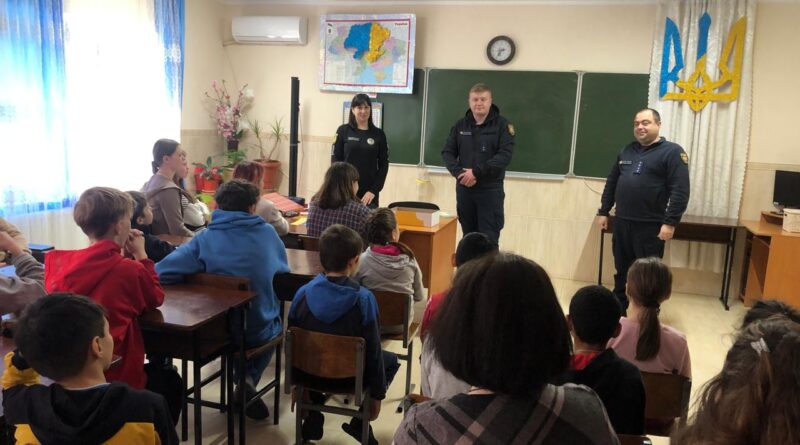 З НАГОДИ ДНЯ МІННОЇ ПРОСВІТИ ОФІЦЕРИ-РЯТУВАЛЬНИКИ ГРОМАД ПРОВЕЛИ СЕРІЇ УРОКІВ З МІННОЇ БЕЗПЕКИ В ЗАКЛАДАХ ОСВІТИ