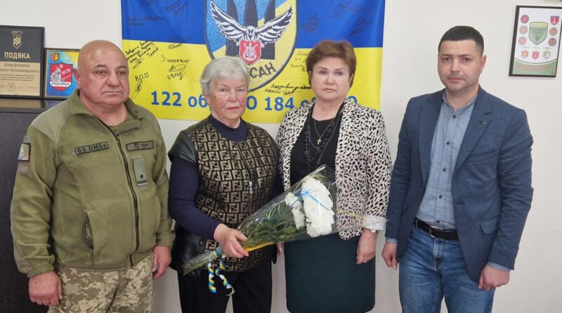 ГЕРОЇ ЖИВУТЬ, ДОКИ ЖИВЕ ПАМ’ЯТЬ ПРО НИХ: МАТЕРІ АНДРІЯ ОКУНЄВА ВРУЧЕНО ДЕРЖАВНУ НАГОРОДУ