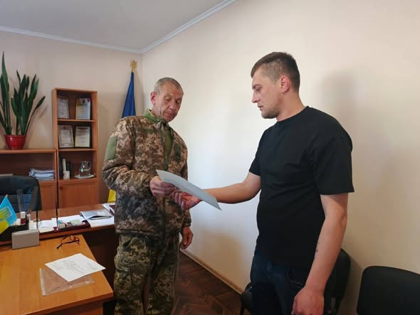 ВІДЗНАКОЮ ПРЕЗИДЕНТА УКРАЇНИ “ЗА ОБОРОНУ УКРАЇНИ” НАГОРОДЖЕНИЙ ЗАХИСНИК З БЕССАРАБСЬКОЇ ГРОМАДИ