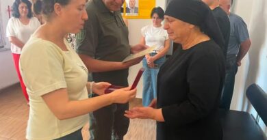МАТЕРІ ЗАГИБЛОГО ЗАХИСНИКА УКРАЇНИ СЕМЕНА ДЕМИРОВА ВРУЧИЛИ МЕДАЛЬ “ХРЕСТ ДОБЛЕСТІ”