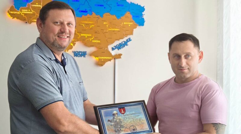ЄДНІСТЬ, ЯКА НАБЛИЖАЄ ПЕРЕМОГУ: У БОЛГРАДСЬКІЙ РДА ВРУЧИЛИ ПОДЯКУ ВІД ВІЙСЬКОВИХ
